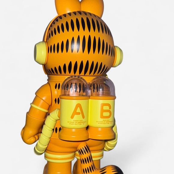 POP MART MEGA SPACE MOLLY 400% Garfield Collection Figurine, 12.6